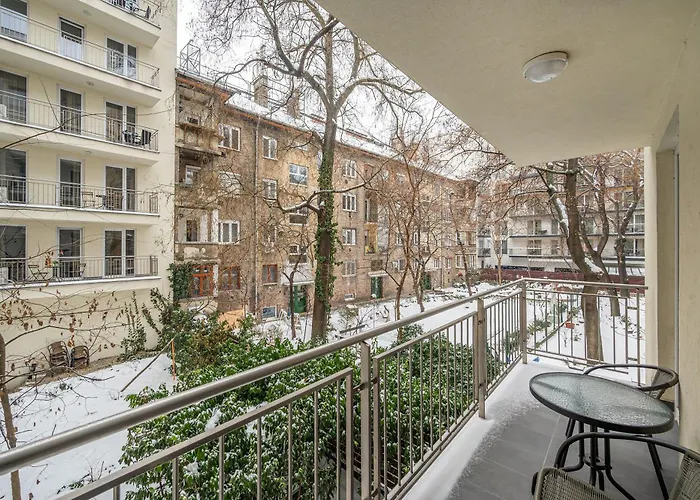 Comfy Flat In The Centre With Free Parking شقة *